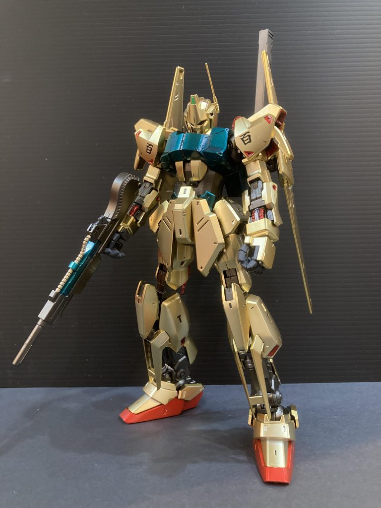 キャンディ塗装と言うものを、やってみたく、塗りの少ないこのキットで挑戦しました。初めてラッカー系の塗料を使いました。色の濃さが難しいです。