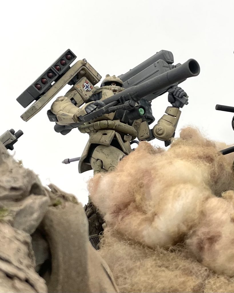 ザクⅡ(アコース少尉機)連邦軍からぶんどったミサイルランチャーが目を引くこいつ。 地味に手をかけてます。他に頭部に増設されたバルカン砲、シールドにマウントされたミサイルランチャー、ヒートホーク、ザクバズーカなど武装多数 