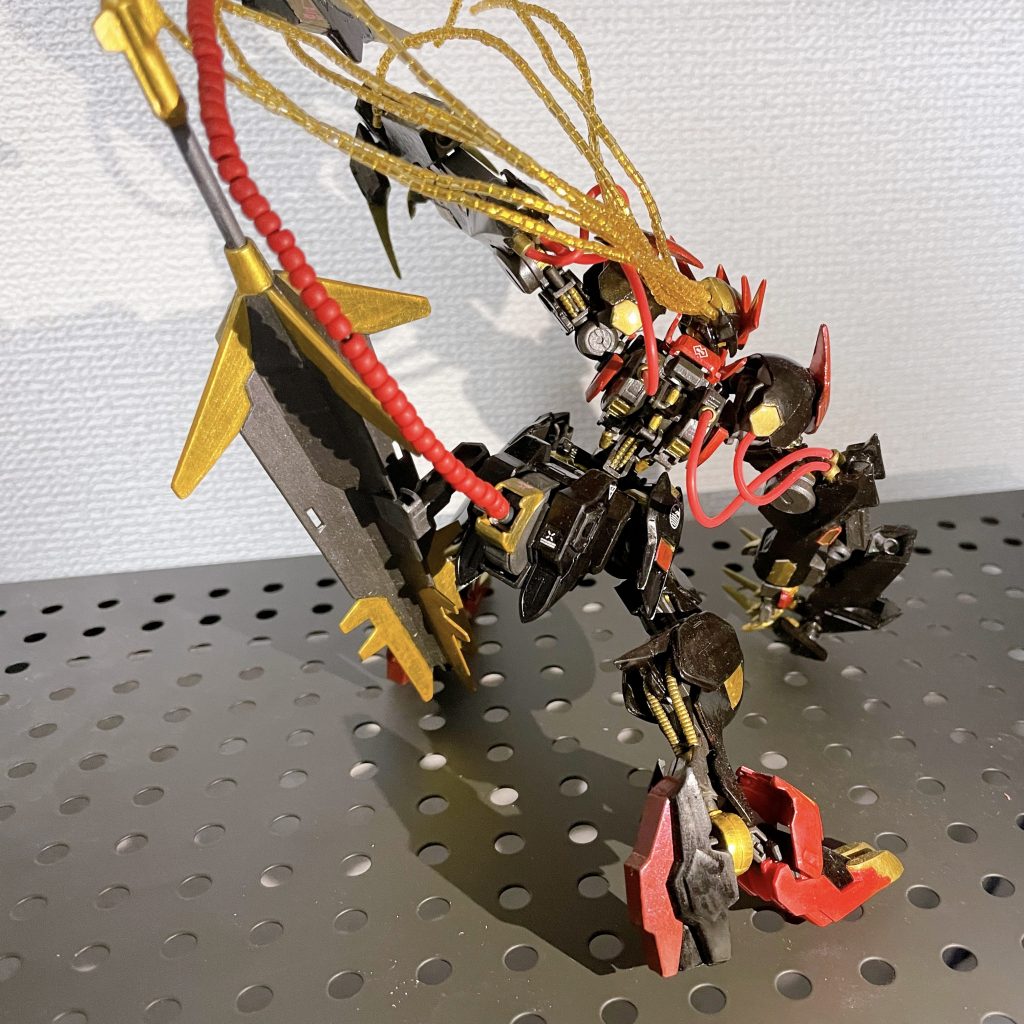 バックショットやっぱり黒と金と赤の組み合わせはかっこいいですね。前脚を大型化させたので相応のエネルギー供給が必要だろう、と思いケーブルを2本追加しました。爪のユニットの末端にブースターを取り付けているので重量と推進力を乗せて力づくで引き裂くイメージです。 尻尾も力強く見せたかったので太くしています。もともと背中から生えていた尻尾ですが下半身に移植しました。重心も低くなってこれは正解でした。