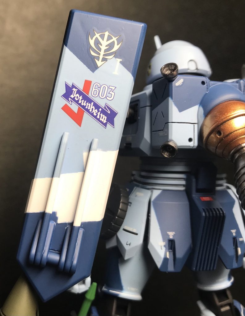 シールドの塗り分け多少ガタつきあるけど気にしない!デカールの段差消しすれば良かったかしら😗