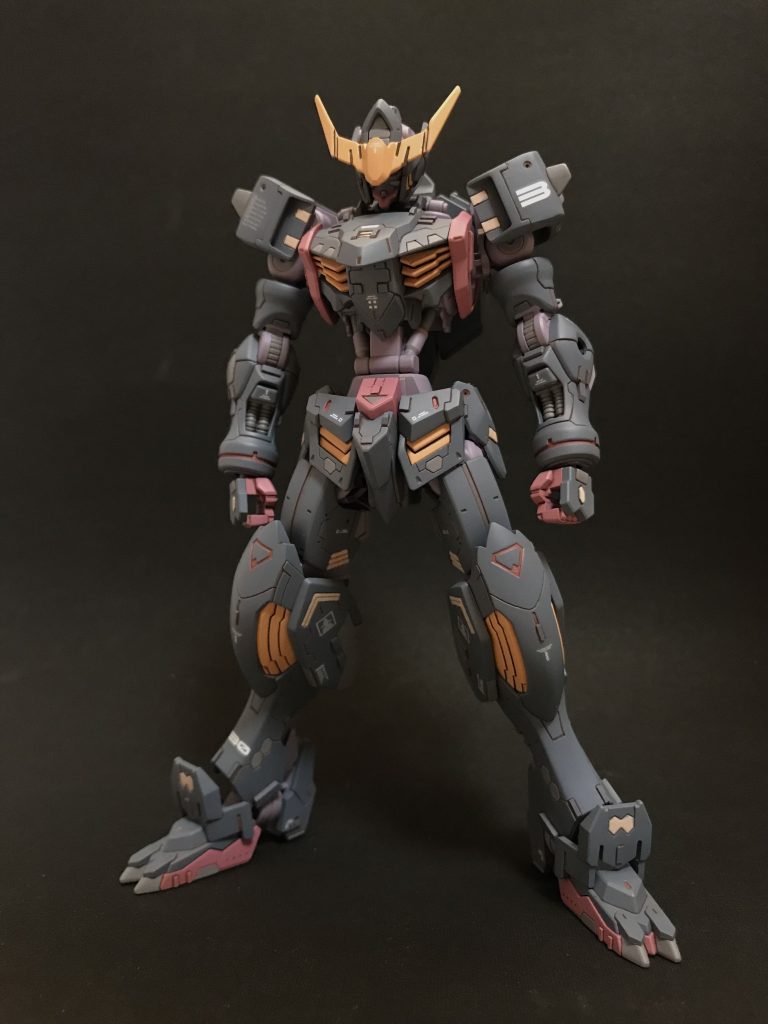 今回のコンセプトは、余っているパーツで一体作ってみる+オリ武器企画参加です。ということで手持ちのジャンクパーツだけで作ったガンダムです。パーツ含有率的に名前はバルバトスです。バルバトス、ルプス、キマリストルーパーが混ざっています。けっこうな量の鉄血パーツがありましたが、色々試した結果バランス重視の細マッチョ体型に落ち着きました。シンプルなのが好みです。