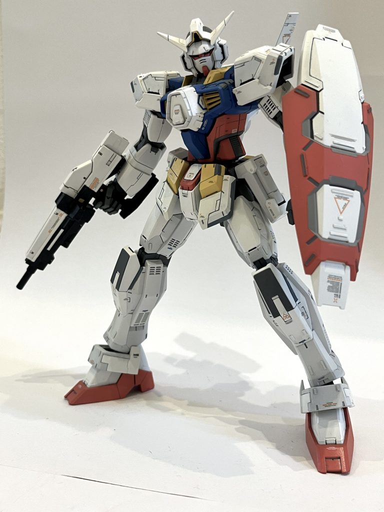 MG AGE-1との出会いはお台場のガンダムベース。そこに素組でディスプレイされていたAGE-1を見て「AGEは全然しらんけど、何これカッコええな〜」初代ガンダムっぽいカクカクなフォルム、全体のバランス、情報量、アニメだとダサいと思った胸のAが立体だとなんだかかっちょ良く見えるなどなどもう一目惚れってやつですよ！