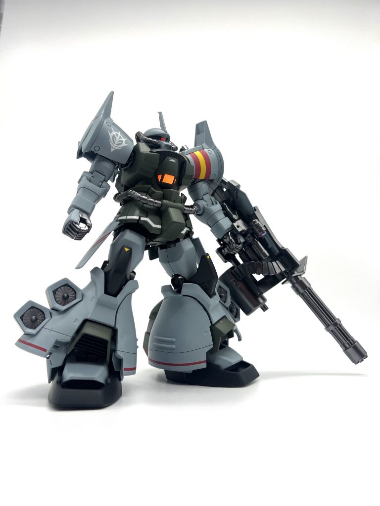 モノアイと胸は蛍光レッドで塗装、ブラックライトで遊べます。