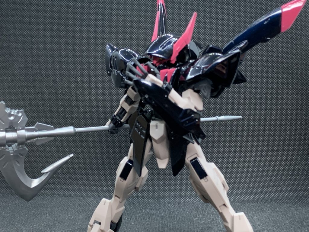 脚部やガンダムフレーム部分はつや消しで仕上げて、艶部分との対比を、、、という狙い。