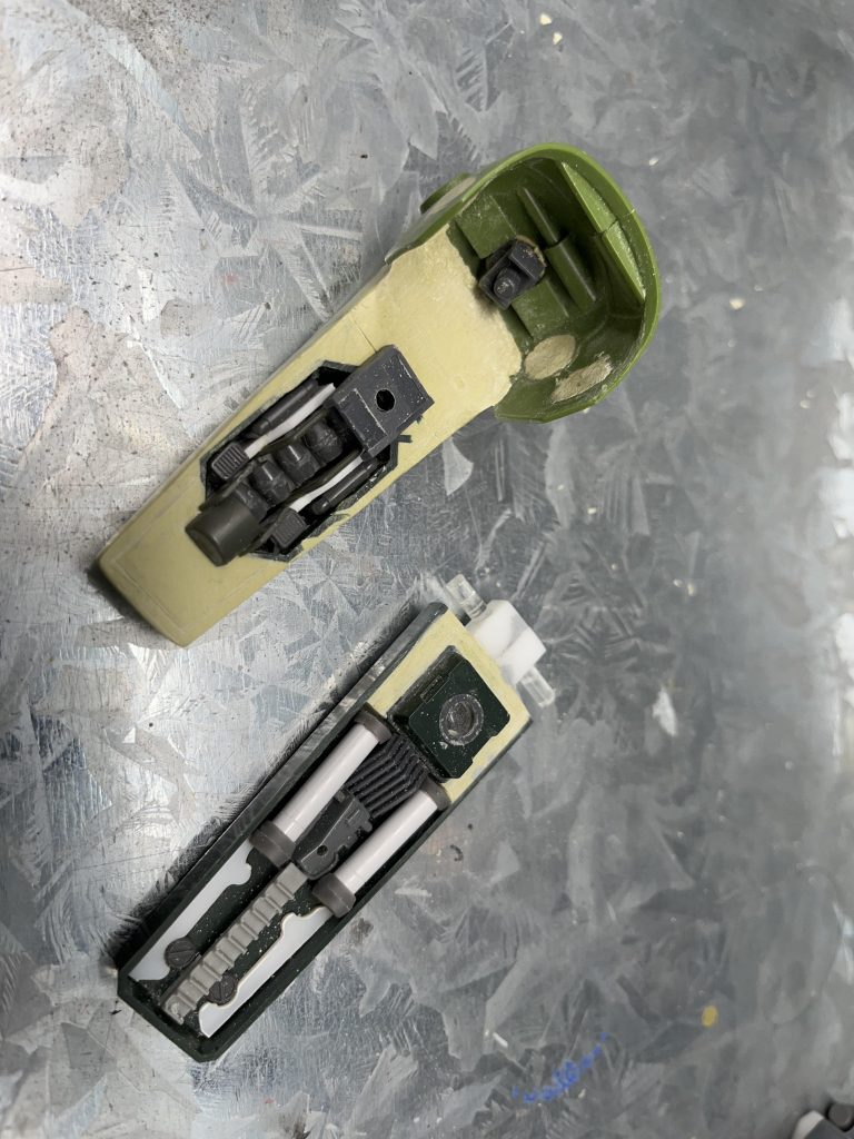 右アーマー裏はビームサーベル、グレネードラック、左肩アーマーの裏はハイドロポット(機雷散布機)風に製作。