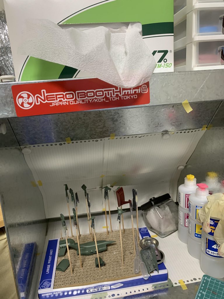 2022年8月12日とりあえず本体をクレオスのガンダムカラーのザク・ムサイ系の緑で塗装。スタンドはサザビーレッドに黒を少し混ぜて小豆色に。塗装ブースはネロブースミニ。家族クレームは金で解決。箱の中でエアブラシ塗装すればほぼ臭い漏れする事がないので素晴らしいです。塗装のストレスが激減。これは良い物だ……。