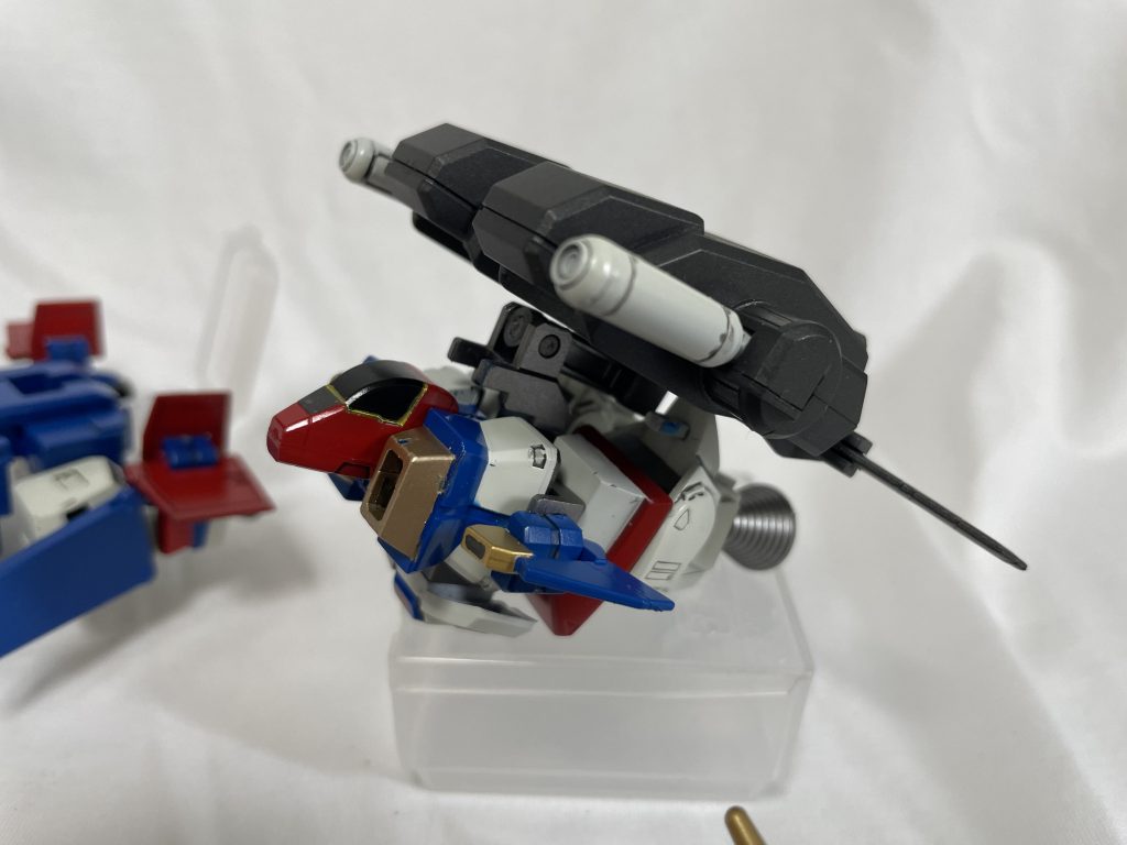 コアファイターと下半身パーツで構成されたコア・ベース。大出力スラスターの機動性とミサイルポッド、ビーム砲の高火力が特徴。