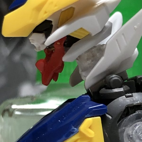 進捗報告。・各所にフレーム追加腹部、足首にガンダムフレームの肩パーツを追加して可動範囲を拡大しました。フレームのおかげで猫背のような前傾姿勢を取れるようになり、足首もフレーム追加により擬似的に延長、また接続方法をポリキャップから市販のボールジョイントに変更しましたので、保持力も良くなり、つま先の可動を全開に出来るのでより自然なポージングができる……気がする。・肩の接続パーツの変更腹部と足首に肩のフレームを使ったのに対して、肩は逆に股関節の接続に使うフレームに変更しました。前回のやつでは肩フレームにプラ板貼り付けてやっと繋げましたが、安定したものではなかったので、股関節フレームは無改造に腕部に接続でき、追加したジョイントにも接続できるので一石二鳥。ただ、パーツの変更により肩の外装が付けられなくなったんで、こちらも新たに接続方法を作り、従来の可動+柔軟に動くようになりました。・フェイスパーツの改造今回の製作において1番やりたかったこと、顎もとい口の開口。イラストや他のモデラー様がやってたのを見て「やってみたいなー」とずっと思ってたので実現できて嬉し味。口元の赤いパーツに0.5ミリの穴を開けて真鍮線を通す。それだけ。それだけですけど、パーツが小さいので中々難しかったです。意図してやっていませんが、なぜか後ハメもできるので塗装もしやすくなっています。あとは外装の改修に入りましたが、まだ特には目処は立ってないので保留。ってな感じの進捗報告でした。横から見た時のエヴァ感()正直これが1番やりたかったので満足感がすごいです。フレームの追加で長身になったので余計に。逆に言えば長身になったおかげでかなり細身なプロポーションになってしまったので、ここら辺も増加装甲とかディテールアップとかで誤魔化していきたいと思います。 （3枚目）