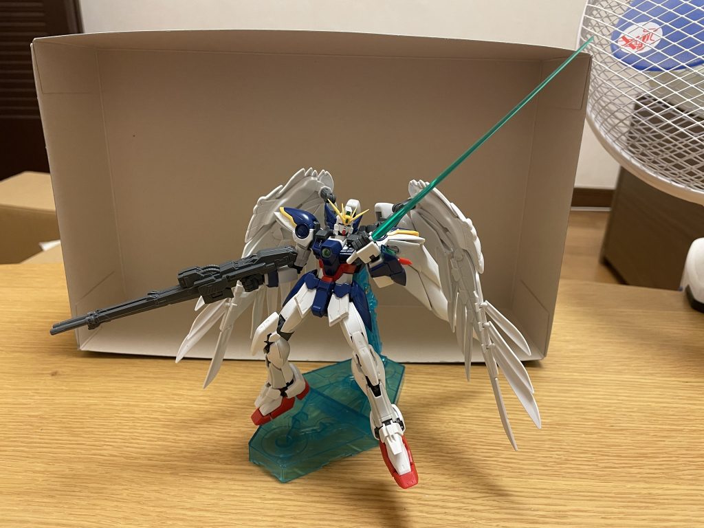 武装ツインバスターライフル2挺のバスターライフルを平行連結した大型ビームライフル。ビームサーベル両副翼基部に収納した2本のビームサーベル。マシンキャノン両肩に内蔵された4銃身式機関砲であり、発砲時には肩口の装甲が展開し銃身が露出する。基本的に牽制や近接防御が主用途だが、標準的なMSであれば数秒の速射で破壊可能。必殺技ハイパーフォトンバスター合体状態のツインバスターライフルから最大出力のビームを放ち、射線上の敵を消滅させる。