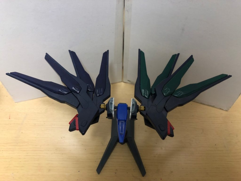 無人支援機｢コア・ガブリエル｣オールレンジ攻撃に特化した無人支援機。左右でカラーが異なるが、性能に問題はない。