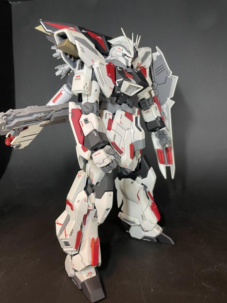 所々に筋彫りを追加してあります。