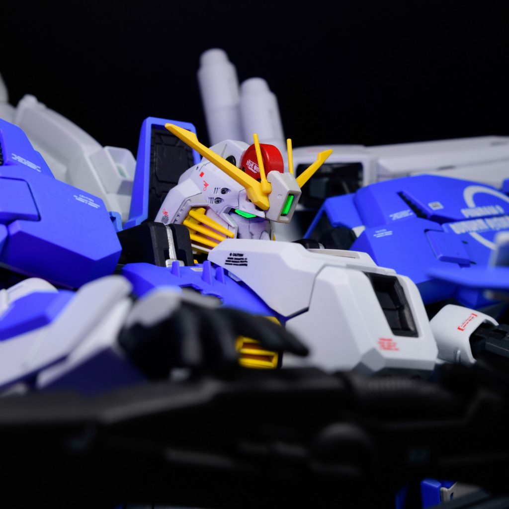 ツインアイは蛍光グリーンを使ってます。細かいけどトサカと両側面のダクト部分を塗り分けています。