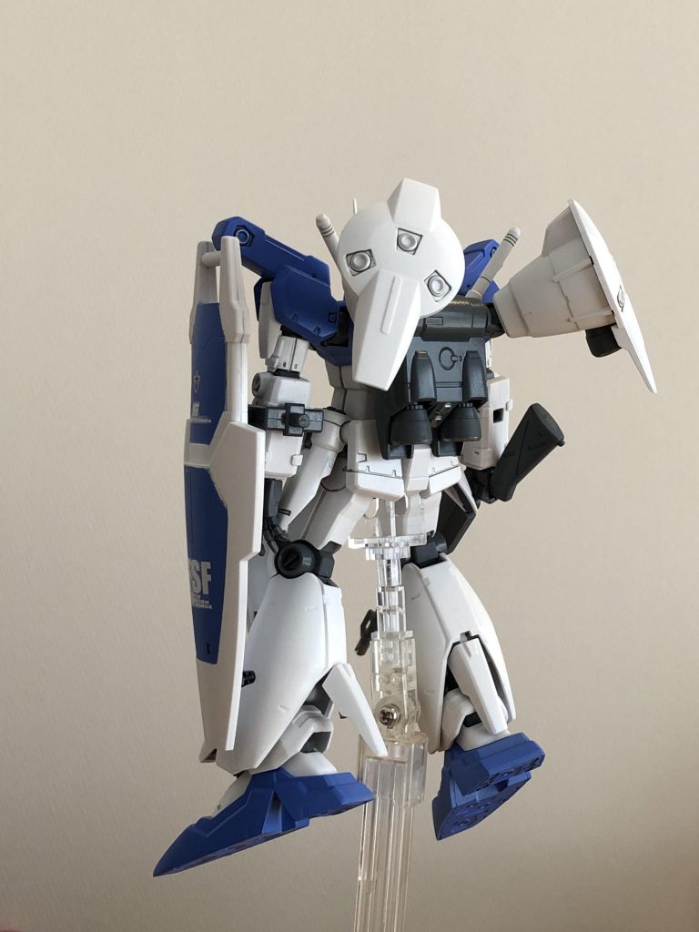 リアビュー。スラスター部分はガンダムマーカーEXのメッキシルバーを塗りました。お手軽なのに、随分見栄えが変わります。重宝しています!