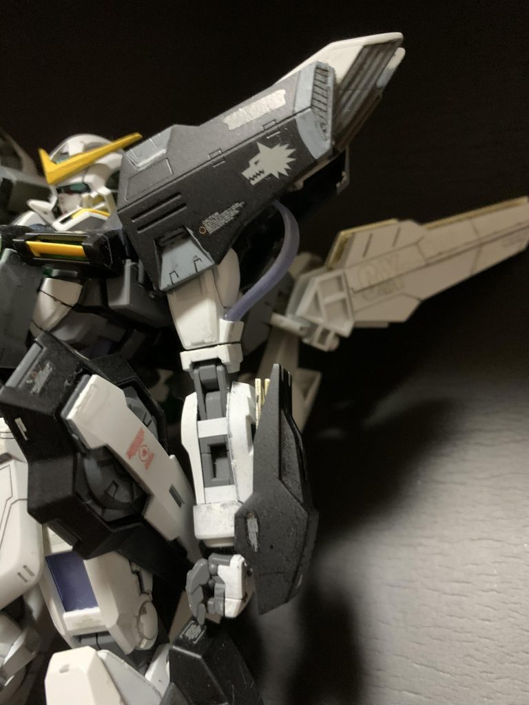 実はエクシアの腕の灰色パーツを削ると四角い穴が出てきまして、DXの腕カバーとジャストフィットするのです。