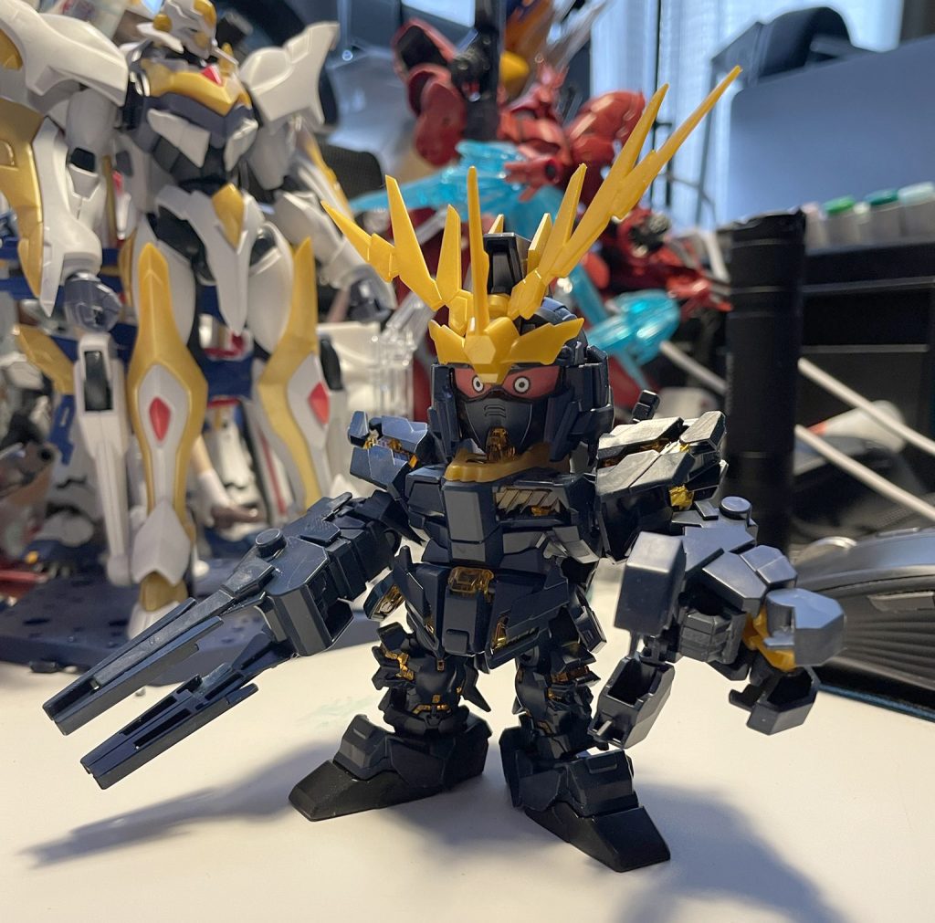 素組状態造形的に手を入れた個所は角のシャープ化とフェイスのツインアイのモールドをそぎ落として自作の目を貼り付けました。クマドリは削るのが難しかったので黒で塗りつぶしてフェイスと一緒に見えるようにしてます。