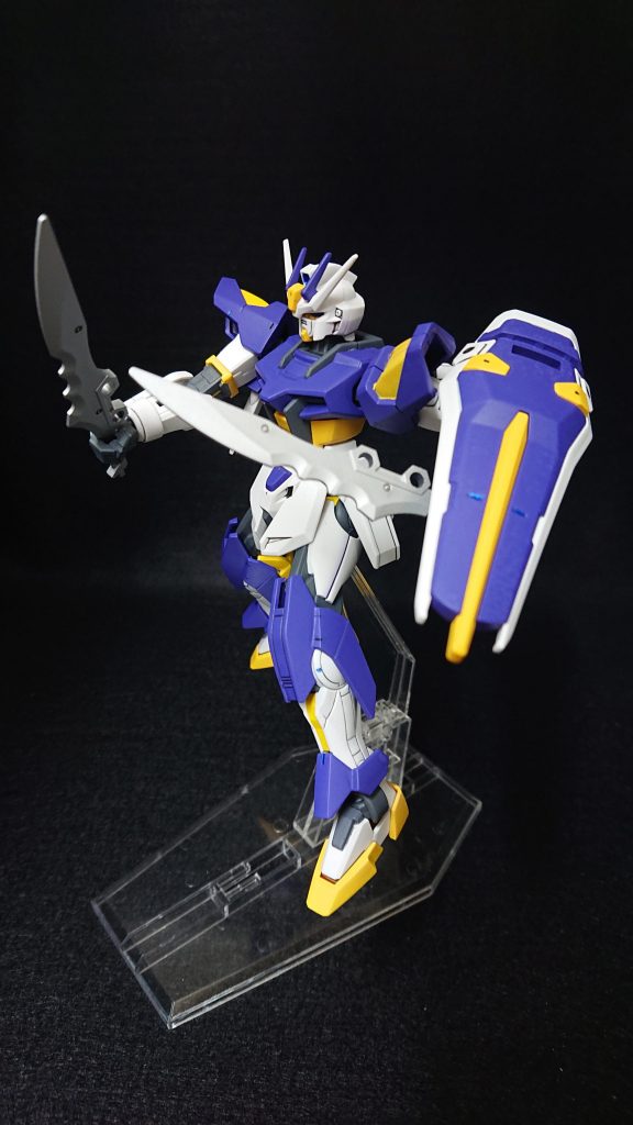 ソードストライクということで、武装はあまり盛らずシンプルにでも、オリジナル要素が欲しかったのでシールド裏にピルダーズパーツの“バーニア02”と30MMカスタマイズウェポンズ(ファンタジー武装)の“剣”を2本装備してみました