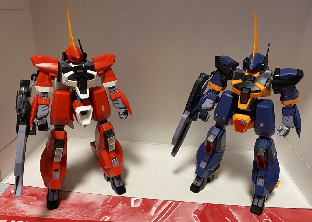 正面基本無塗装にスミ入れした程度なんだけど赤の方だけ部分的に塗装（後述）