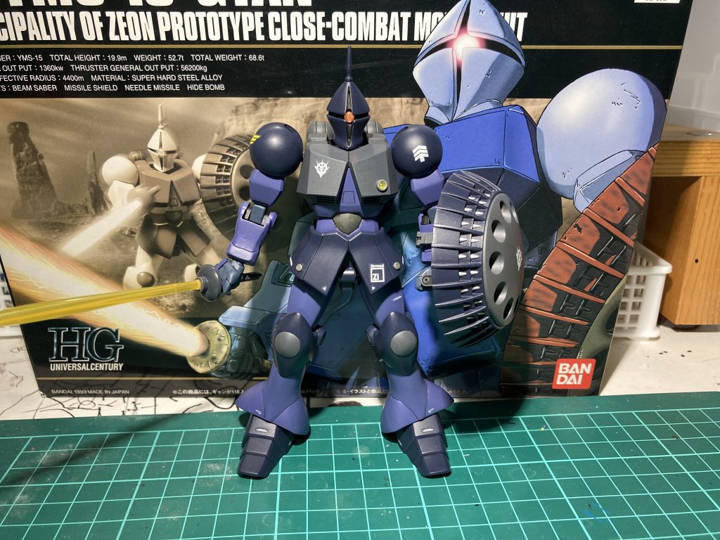 多少マニアックな方ならご存知の通り、戦略シミュレーションゲームの「ギレンの野望」シリーズではジオン軍でプレイするとゲルググとギャンのどちらを次期主力量産機として採用するかというイベントが発生し、ここで史実に沿わずにギャンを選び尚且つ黒い三連星がホワイトベース隊に倒されずに存命していると黒い三連星専用機の開発が行えるのですが、実はそこで開発できるのはギャンの改良版である高機動型。通常盤ギャンはシャアやランバラルの専用機はありますが、ゲームのif設定でも黒い三連星版の通常ギャンは登場しないのです。しかしそこにこそオリジナリティを演出する隙がある。まぁ高機動型をミキシングやスクラッチする腕が無い裏返しとも言えますが。