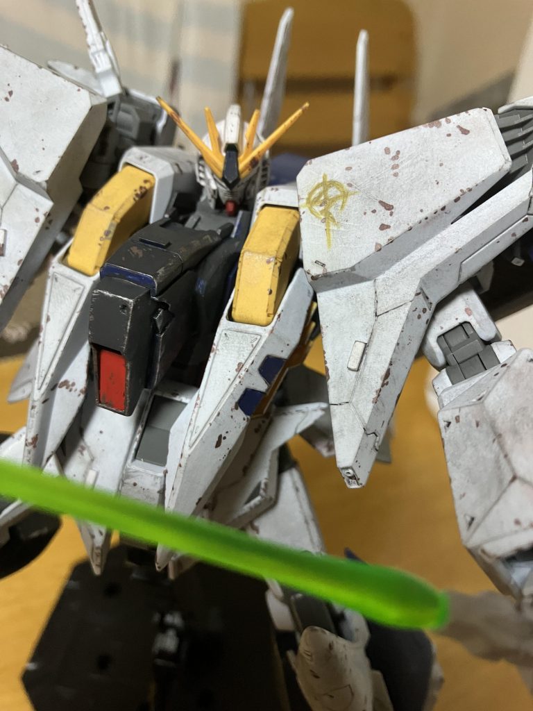 左肩装甲のマフティーマークは水性ホビーによる筆塗り手書きです。デザインナイフで削ったりして何回もやり直しました。