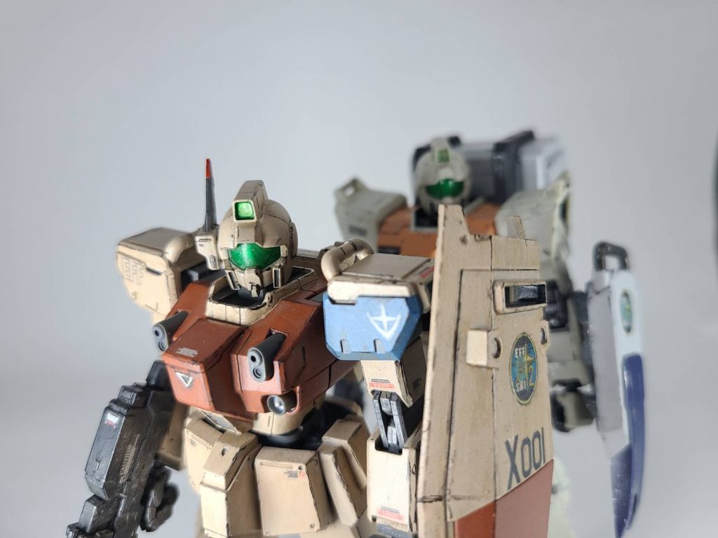 メインはブルーディスティニー1号機所々陸戦型ガンダム頭部は陸戦型ジム肩はジム改腕はジムカスタム武器はシステムウェポンからデカールはサンダーボルト汎用をメインに使っています。