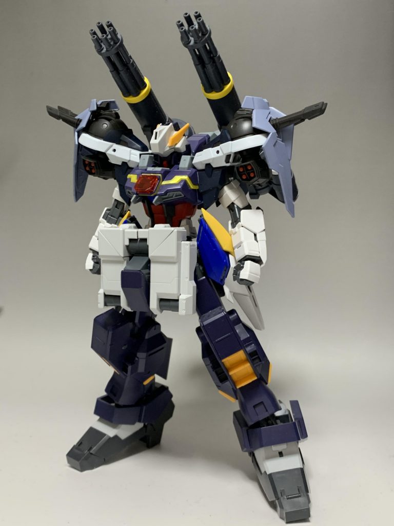 第3段階！かなり完成時のシルエットに近づき、機体の方向性も定まってきた頃です！ただ、バックパックのアイデアが思い浮かばず、腰部のサブアームのせいでストライク要素がほぼ消えてしまったことを考慮し、ここからさらなる改修を加えます😌