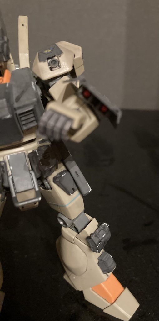 盾は取り回しを優先して小型に。グレネードランチャーも装備しています。