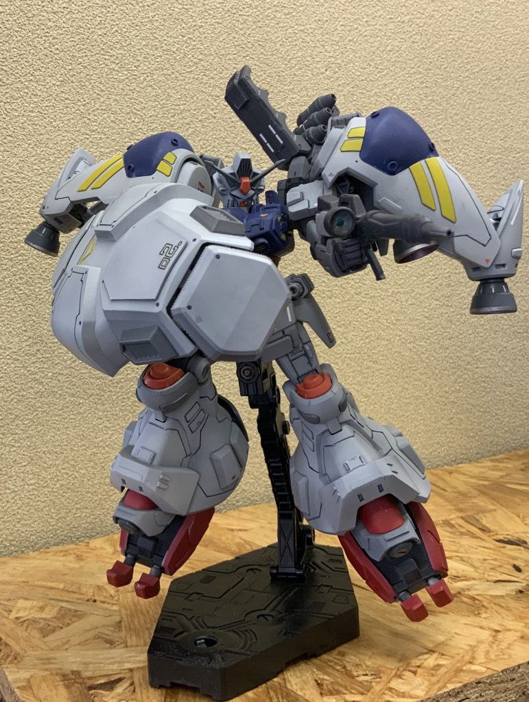 サイサリスでやりたかったアクションポーズ。核バズーカのポーズがサイサリスではやはり定番ですが、ビームライフルを持たせてのポーズは、肩バインダーの存在感が出て、なかなかなのでは、と思います。でかいシールドを構えながら、というのも個人的に好きなポイントです。