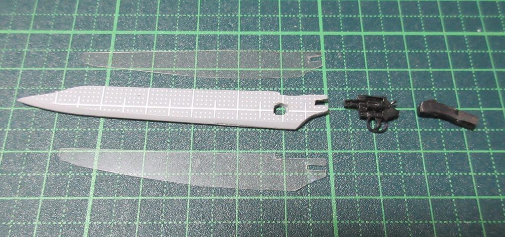 シリンダー部分は 私の造形技術が無いため、『リトルアーモリー の リボルバー セットA』の 一部を 活用。そして それ以外は プラ板で 造形しました。（柄の所には アクセサリー用に チェーンも追加）