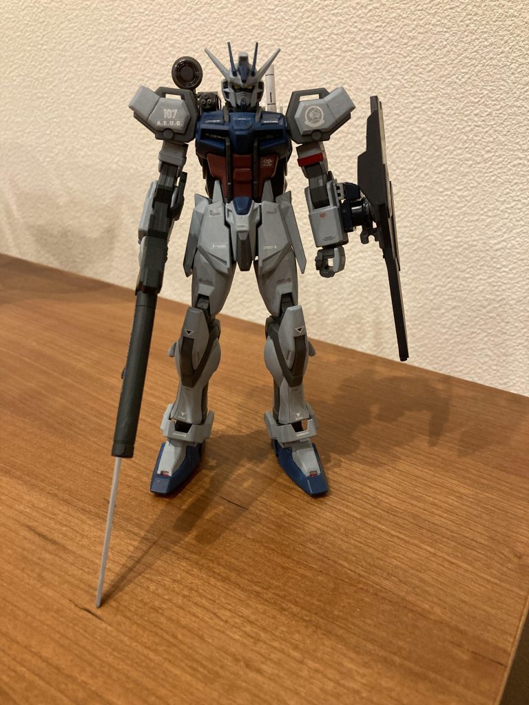 EGストライクガンダムを少しディティールアップして筆塗りで全塗装しました。