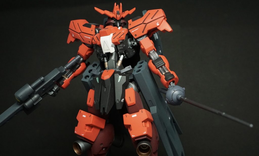 形状変更はしておらず、合わせ目消しと一部モールド追加のみ。腕はフレーム挟み込んでの合わせ目消しだったので塗装が大変でした。スネ部分は合わせ目を消さず、段落ちモールドにして反対側にモールドを追加しています。