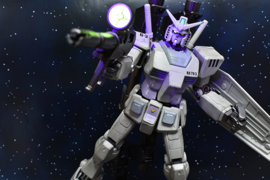 巨大な敵を、狙い撃て!ガンダム!!頭部カメラ部(眼とトサカ部分)とビームライフルサイトに蛍光色を使用しているのでブラックライトを当てると光ります✨