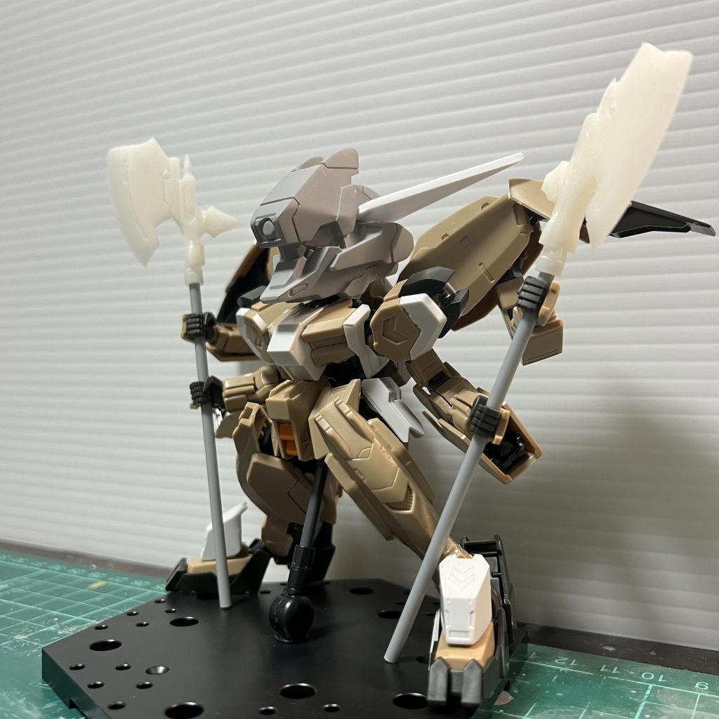 頭部の積層痕を磨いてサフを吹きアンテナのベースをプラバンで作りました。腕も短縮化しました。