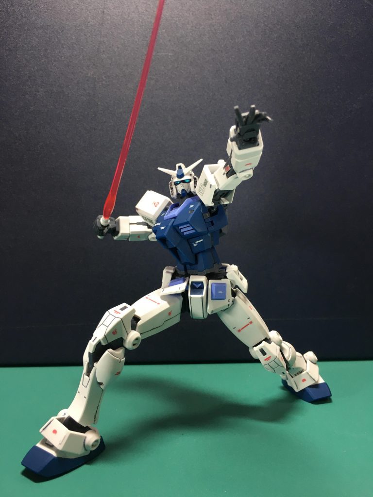 足首も良く動くので、前後や左右に大きく足を開くポーズを取っても安定性があって嬉しいですね。 膝アーマーのスライド連動可動はなんかORIGIN系キットっぽさも感じますね。