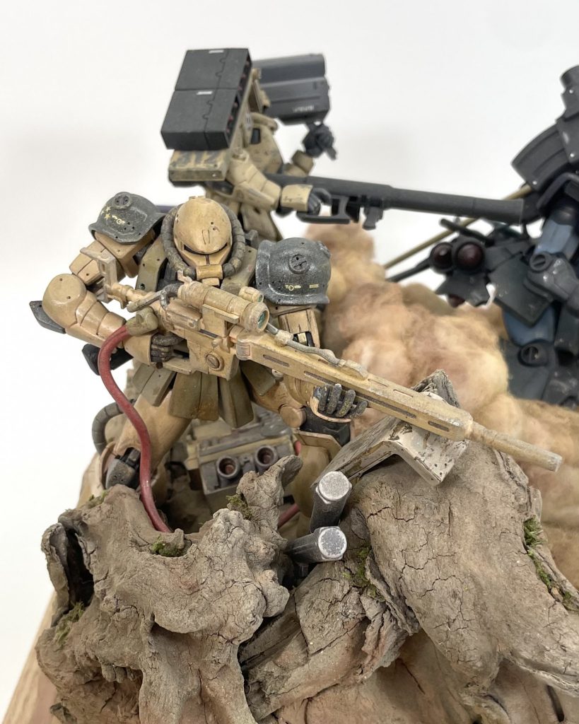 ザクⅡ(コズン・グラハム少尉機)どこかでやられていたであろうザク・スナイパーのスナイパーライフルを無理矢理運用しています 。もともとはこいつの左肩にあったであろうシールドはバイポッドがわりに使われています。他、MMP-80マシンガン装備