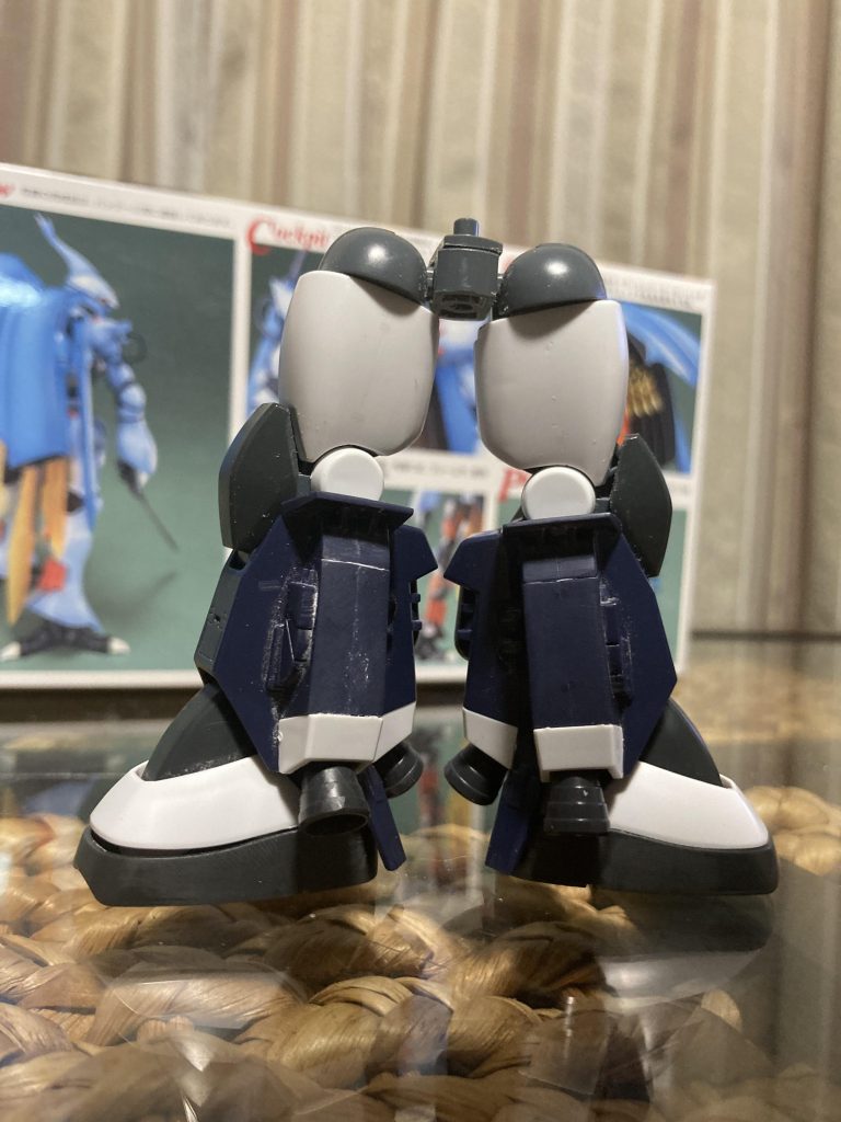 干渉する太ももパーツ内のダボ穴やダボなどの突起を削り取り、太もも根元のロール角を広げました。