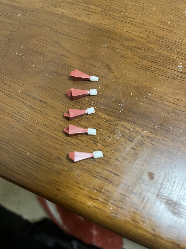 右肩アーマーのスパイク先端部を少しカットし3mmのプラ棒を瞬間接着剤にて取付けました。