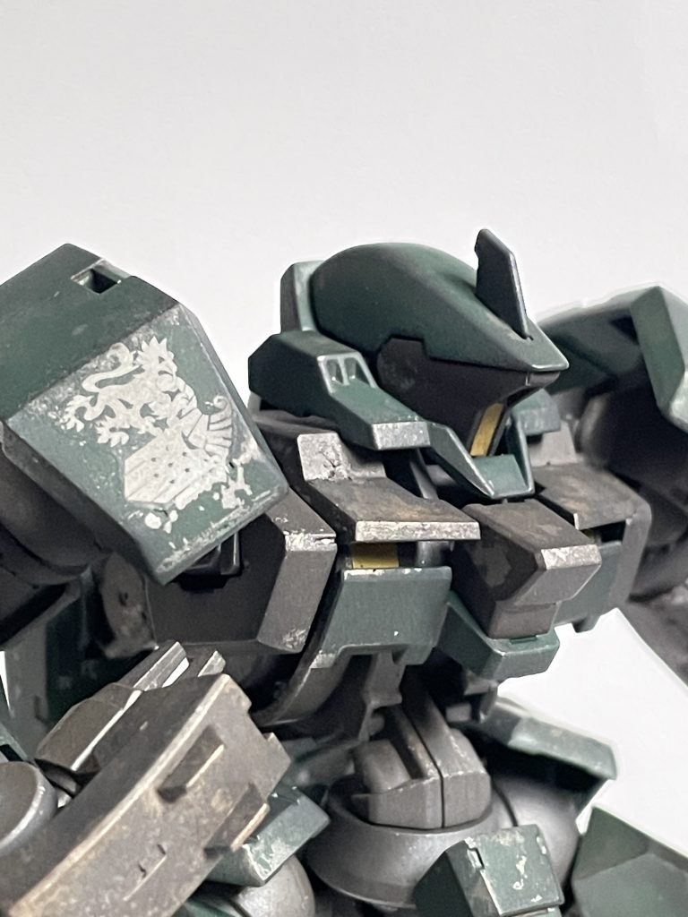 デカールに関しては月外縁軌道統制統合艦隊ラスタル・エリオン直属の隊長機という設定の下製作した為、ギャラルホルン,セブンスターズ,エリオン家家紋のデカールを添えてみましたが、ギャラルホルンのエムブレムが大き過ぎたかなと少し後悔しています。