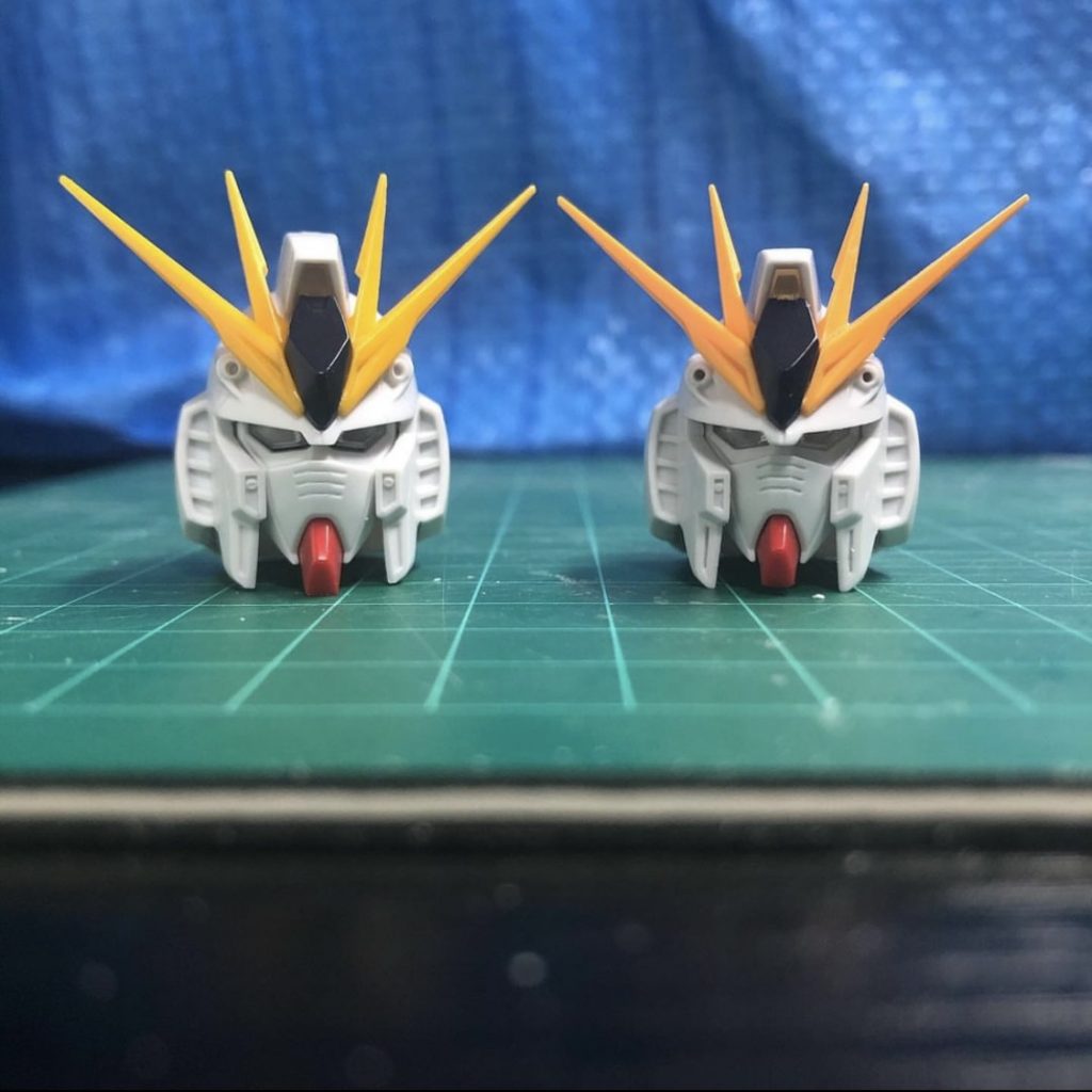 頭部の改修(左before右after)胴体を小型化したところ、頭が大きい事が強調されてしまいましたのでヘルメットを小型化しましたコメカミラインで横に切断し1mm短縮、トサカを0.5mm削り込みしてますアゴの短縮0.5mmと合わせて高さが2mm減りました