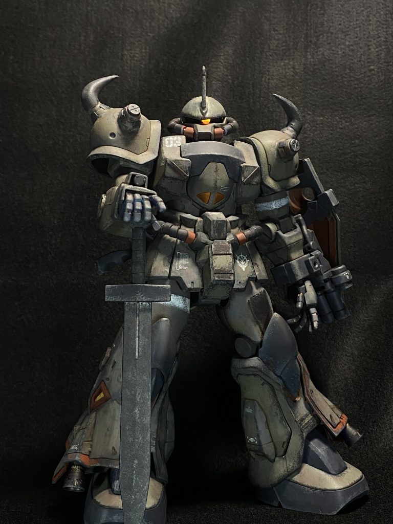 全身をオキサイドレッドのサフを吹いて、RLM02グレーやジャーマングレーを筆塗りしてます。下地のオキサイドレッドが泣かさぬよう、わざと筆ムラを作り塗膜を重ねて重厚感が出るように塗ってみましたが、いかがでしょうか?