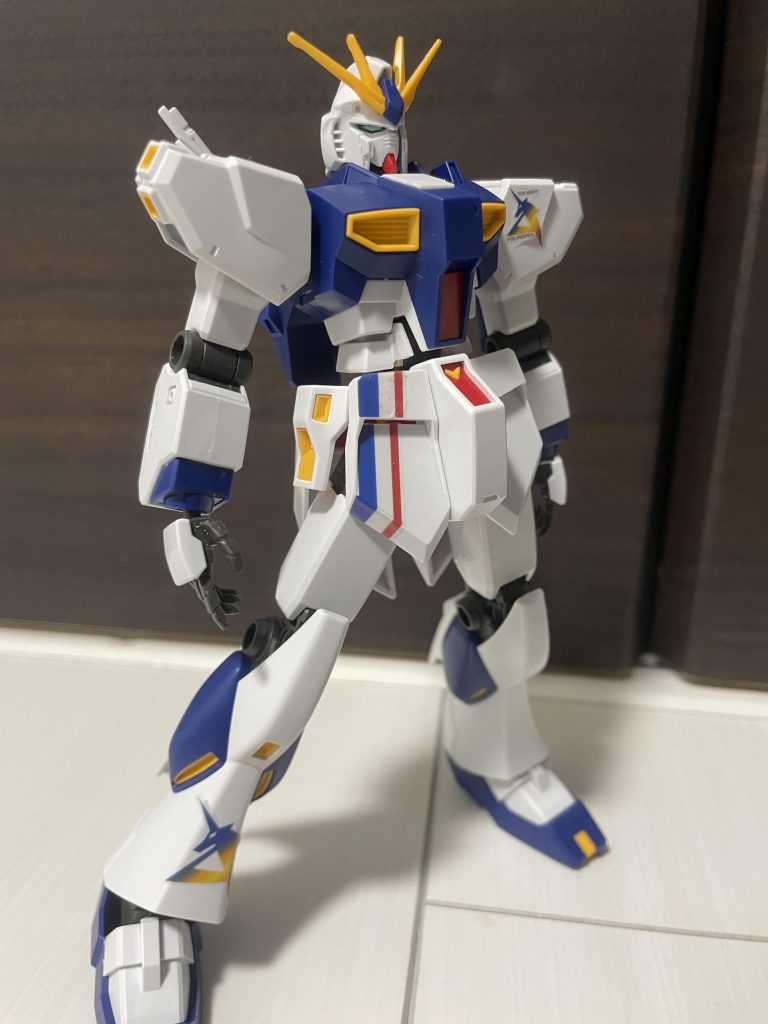 流石にEGなのでモールドは少なめですけどデカールは付いてます