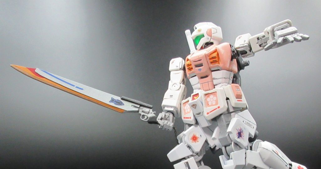 ただ『ビームサーベル』が 存在する ガンダムの世界で、こんな『ガンブレード』が 存在しても「ロマン武器 以前の問題で 全く使い物にならないかな～」、、、と 最初は 思っていたのですが、「『ヒートサーベル』と 組み合わせると 意外と 使えるかも？」と 思い直しました。 ということで 以下に この『ヒート ガンブレード』の 活用方法（妄想）を 記載 します（笑）