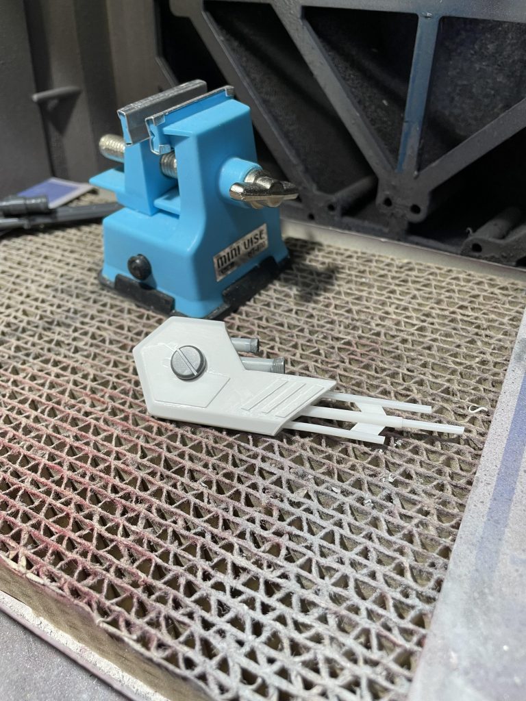 右腕の大型センサーユニットはゼーゴックに似せてはいます。