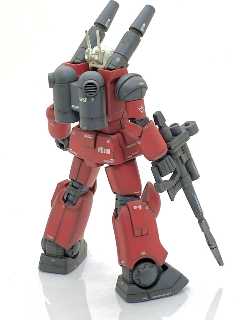 模型のお師匠様に「汚しをする際には化粧を施す位が丁度いい」と言われた事があるので、今回も派手目にはしない様にしています。自分のやり方として水性の焼鉄色のチッピングをする際を一番気を付けていて、エッジ部分に本当にほんのり付く程度にしか付けない様にしています。もし多く付け過ぎた時は水性の薄め液で落とすとラッカーでコーティングしていても色合いが大きく変わってしまうのでマジックリンで落としています。これはプロモデラーの林哲平様が水性塗料で墨入れをした際に水で落ちにくい時はマジックリンを綿棒に含ませるとツイートしていたの応用でマジックリンを使うと塗膜を傷めずに水性塗料を落とす事が出来ます。