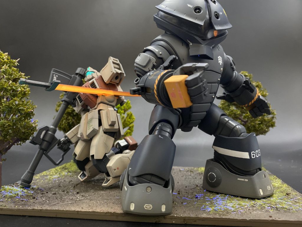 背景はTOMYTEC戦場の大地 湿地をベースに、一部粘土で薄く土を盛り、木と草を配置して作成。MS2機が格闘するとはみ出るサイズなので、デジタル的に増やして霞がかった森にしたてました。