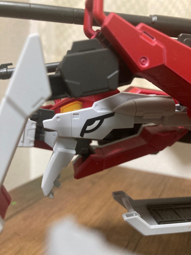 ポイントは、コックピット部分にあるノーズアートです。フラウロスのデカールを使いました。 