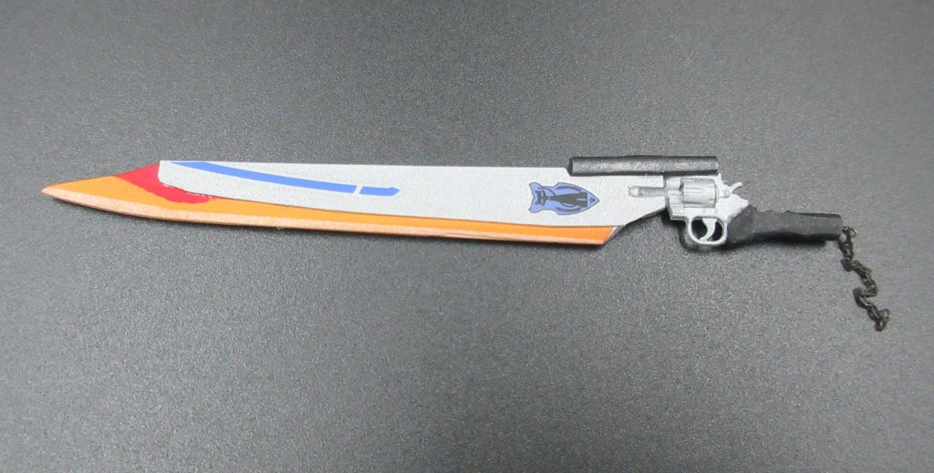 オリジナル ガンプラを これまで数体作ってきたので、そろそろ 武器も オリジナルのものが 欲しくなりました。そこで「私が 一番好きな 近接武器って 何だろう？」と 振り返り、、、FF8 の『ガンブレード』へと 思い至りました。