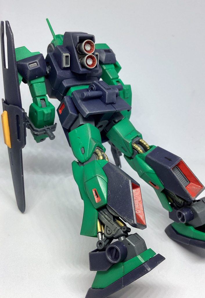 ふくらはぎ横以外の赤は全て塗装。シリンダーと膝裏の金銀、バーニアの銀も塗装。シリンダーとか塗ると高級感(？)出ますね😁