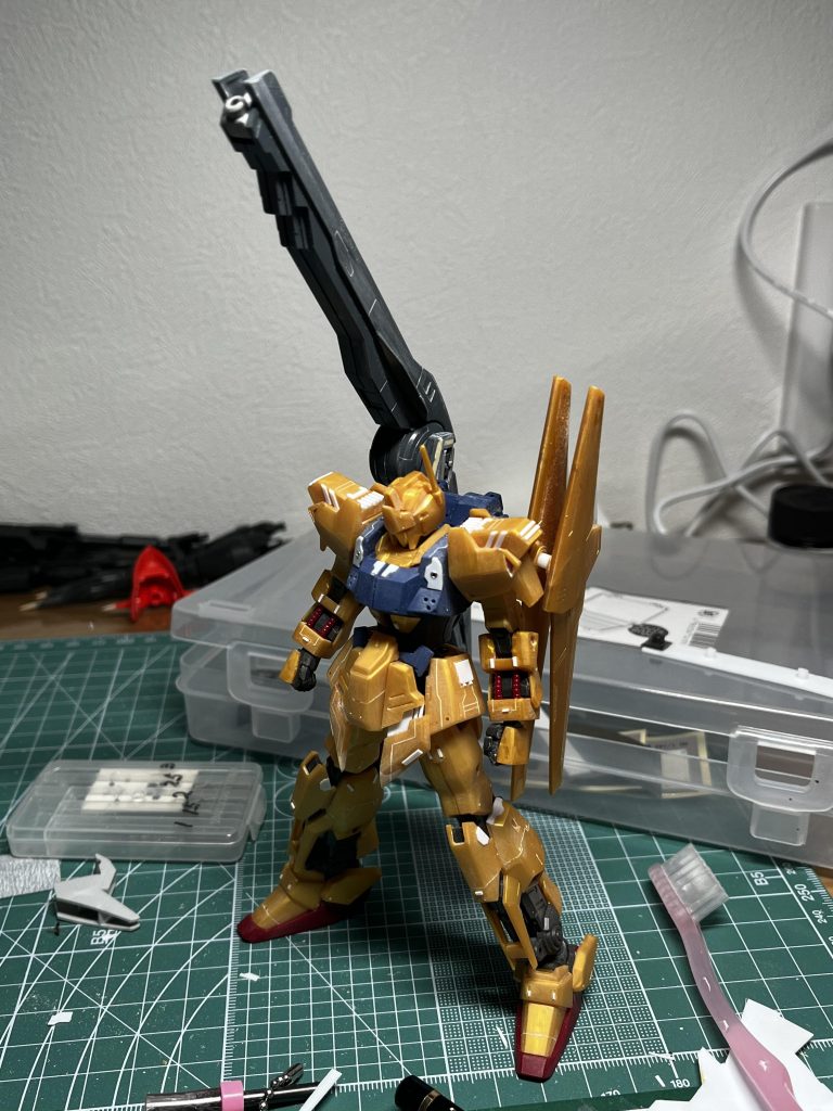 ・肩の上部に放熱板のようなメカディテール・全体にスジボリ+プラ板にてディテール追加・ガンダムスローネ アインのメガランチャーをミキシング・鉄血 グレイズシールドと ビルダーズパーツのファンネルにてリフボード作成