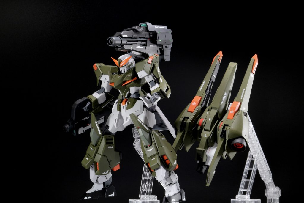 ポージング①シルヴァバレトをベースとしたバックパックは、このシリーズでは定番の分離すると支援機になるように製作しています。