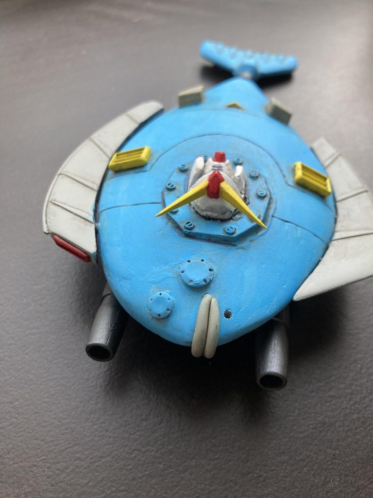 本体が重いので、アクションベースも使えず、ポージングに幅がありません。というか、ベタ置きの正にヒラメスタイル。